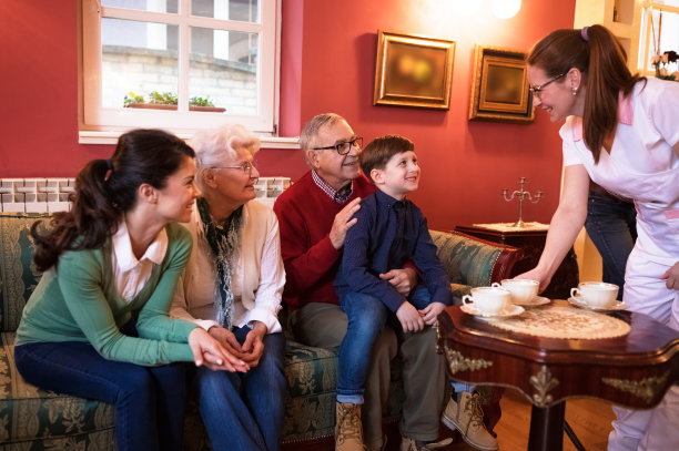 全家去养老院看望祖父母图片下载