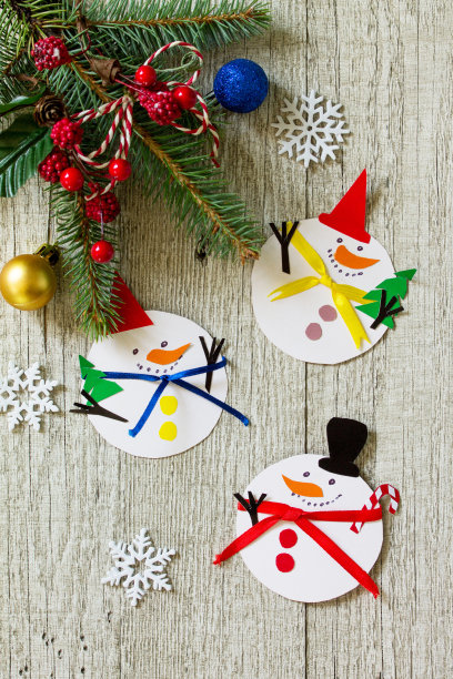 圣诞雪人快乐的礼物放在木桌上。手工制作的。儿童创意项目，手工艺品，儿童工艺品。图片下载