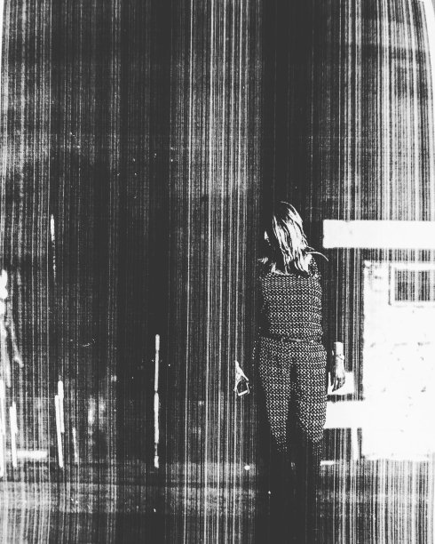 一个黑色长发的女人的抽象黑白肖像图片下载