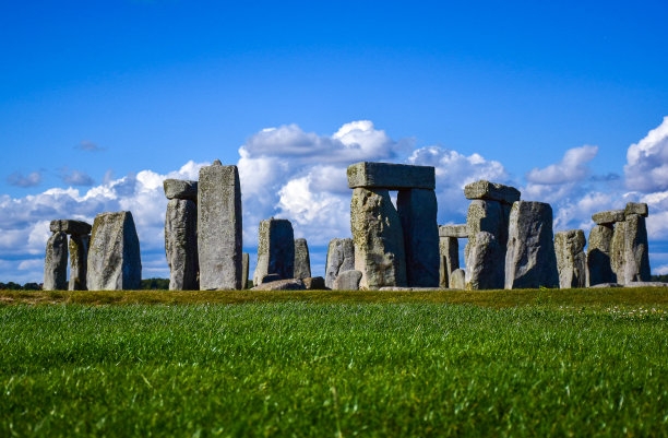 聚焦草地，以巨石阵模糊背景图片下载
