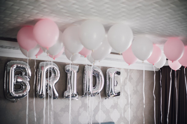 在酒店房间里放上新娘信气球图片下载