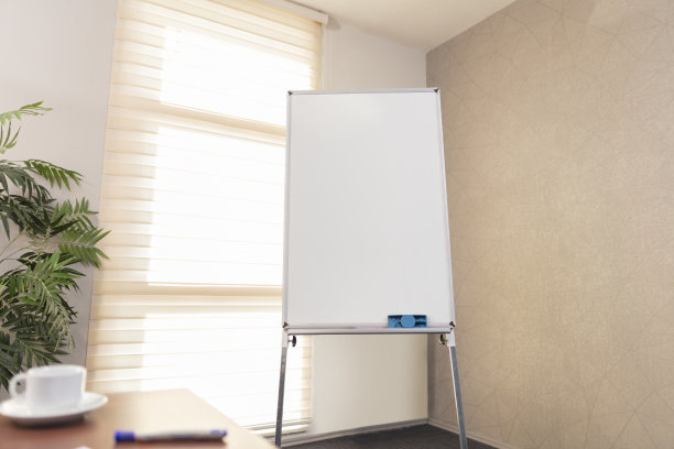 干净办公室里的白板图片下载