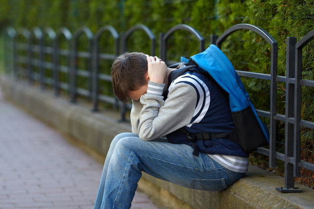 一个男生在学校的院子里哭图片下载