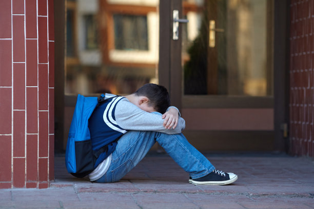 一个男生在学校的院子里哭图片下载