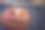 黄昏中一个笑脸大南瓜。万圣节标志的背景是一条森林小路。一张糟糕的假日照片。图片下载
