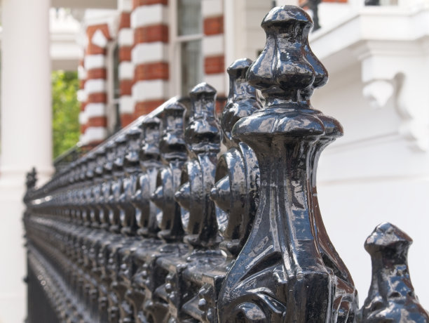 伦敦铸铁栏杆的远景。图片下载