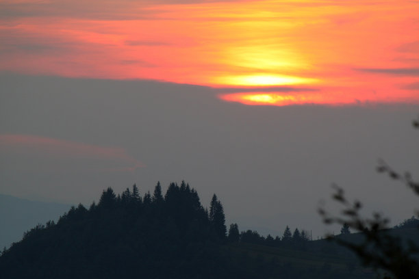 夕阳在山。素材图片