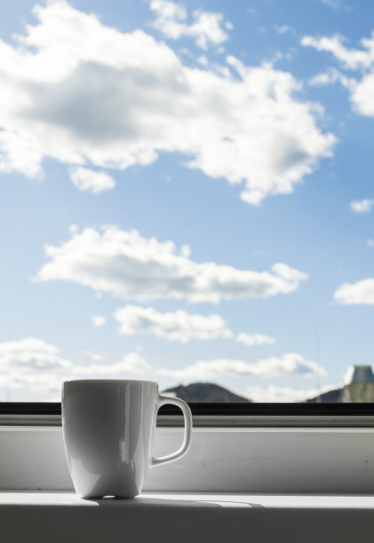 白色马克杯放在窗前图片下载