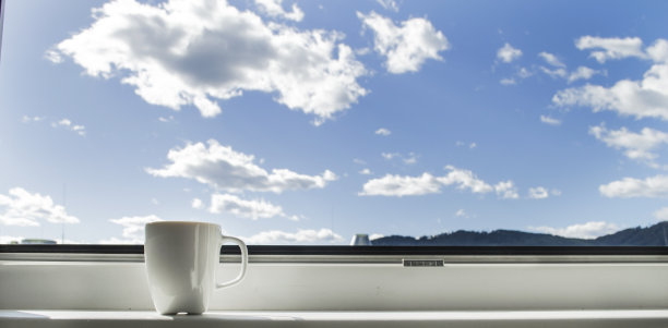 白色马克杯放在窗前图片下载