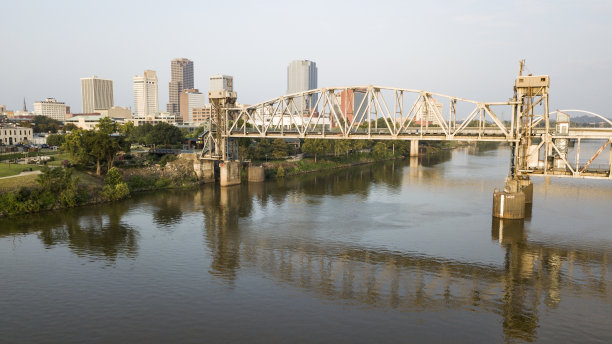 阿肯色河流经州议会大厦小石城的滨水区图片下载