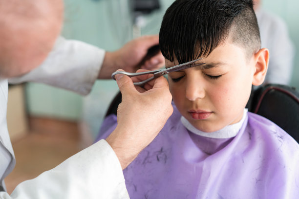 11岁在理发图片下载