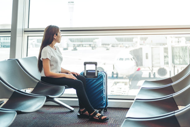 女游客在国际机场等待登机图片下载