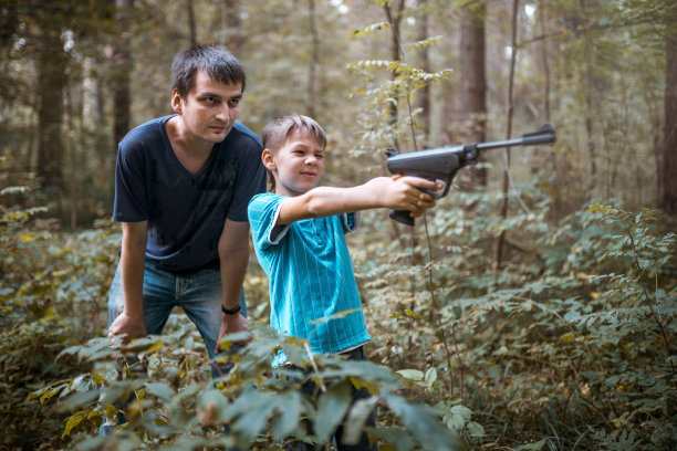 男人教男孩如何用气枪射击图片下载