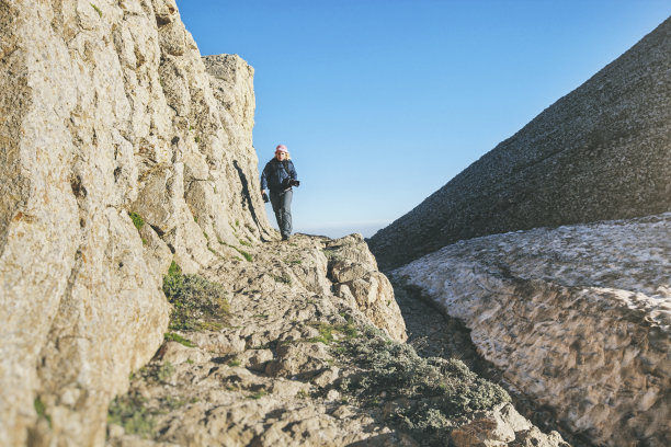 摄影师在山上探险，用相机拍照图片下载