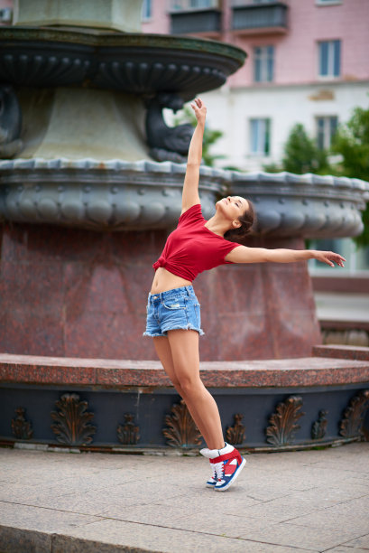 在户外女人跳舞图片下载