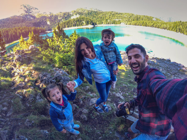 家庭在森林野餐自拍合影图片下载