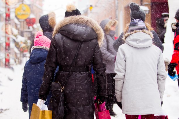 圣诞节购物与母亲和青少年图片下载