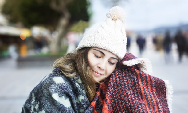 穿着冬天衣服的漂亮女人图片下载