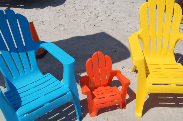 佛罗里达代托纳海滩的彩色户外椅子图片下载