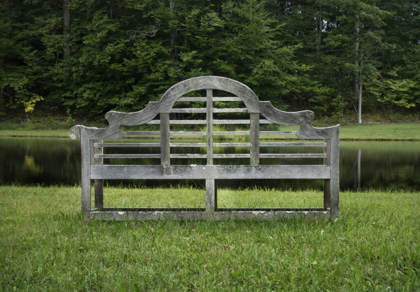 池塘上的旧木制花园长凳图片下载