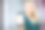 一个女人在看一个空白的智能手机屏幕图片下载