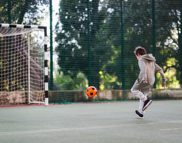 男孩玩足球图片下载