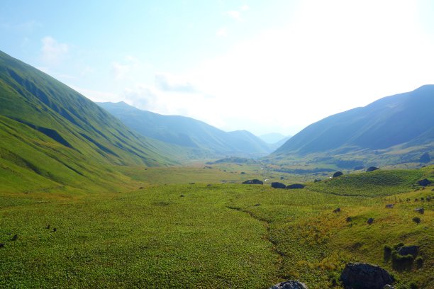 从徒步旅行小径的景色，从阿卜德劳里湖开始，在格鲁吉亚高加索山脉的朱塔结束图片下载