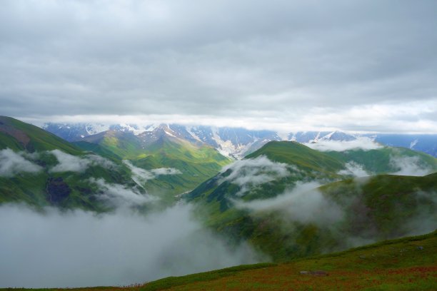 从Gorvashi经过的徒步旅行路线，从乌什古里到格鲁吉亚高加索山脉Chvelpi的视野图片下载