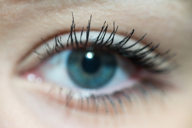 散焦特写美丽的蓝色女人的眼睛与长睫毛图片下载