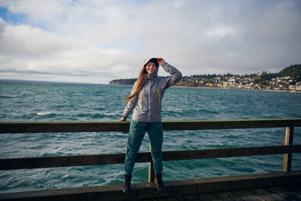 年轻漂亮的女人在寒冷的天气穿着雨衣图片下载