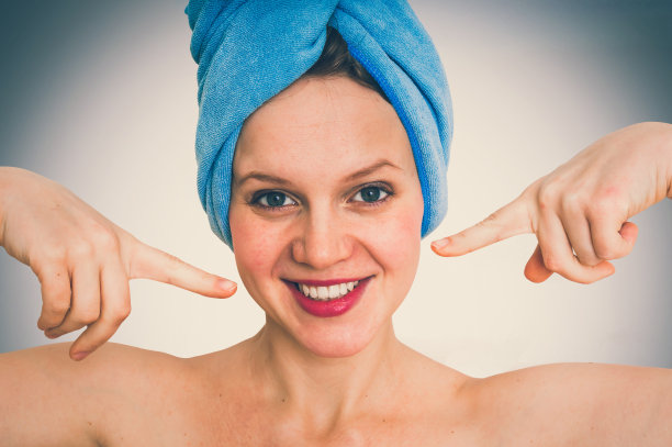 头上戴着蓝毛巾的漂亮女人图片下载