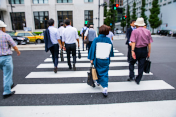 人们在东京车站过马路图片下载