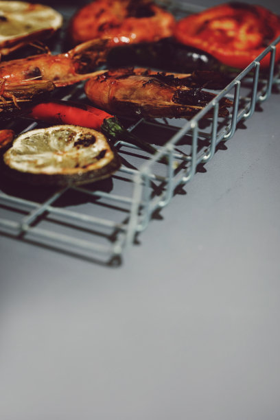 灰色背景上的新鲜烤虾图片下载