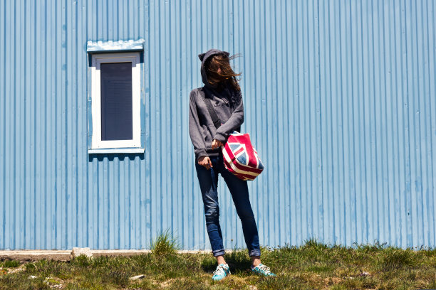 头发凌乱的女孩图片下载