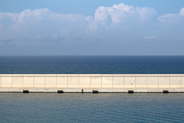 巴伦西亚港口入口处的海防墙图片下载