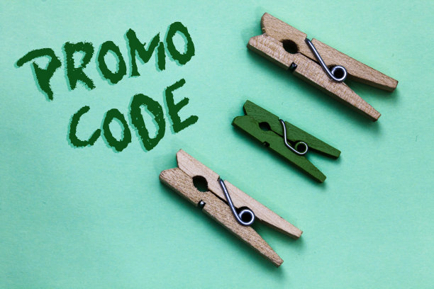 显示促销码的文字标志。概念照片数字，给你在某些产品上的好折扣三个棕色绿色的复古衣夹，清晰的背景拿东西。图片下载