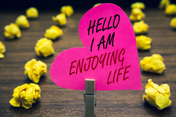 展示你好，我正在享受生活的概念性手写。商务照片文字快乐轻松的生活方式享受简单的东西回执粉红色写心木质地板与黄色的lobs。图片下载