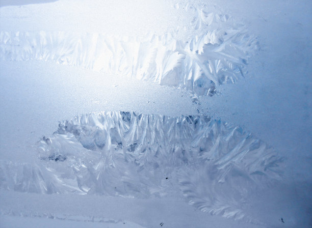 一幅窗玻璃上霜的画图片下载