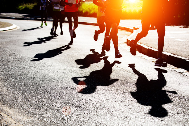 路上奔跑者的影子图片下载