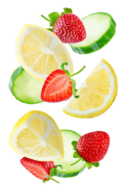 飞柠檬片配黄瓜片和草莓片图片下载