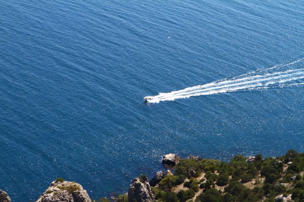 小船在蓝色的海浪在夏天的一天，照片的自然-创造性的形象图片下载