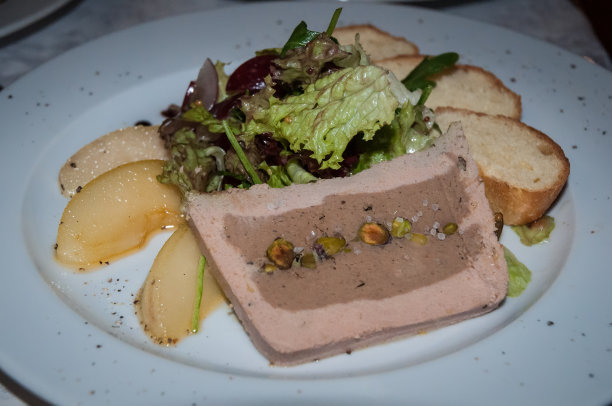 餐厅供应:果仁肝酱，配腌梨和生菜。图片下载