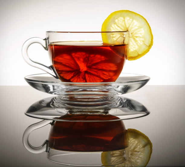 镜面上放着一杯柠檬茶图片下载
