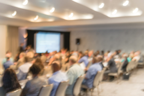 在美国的会议舞台上，投影仪上模糊的背景扬声器图片下载