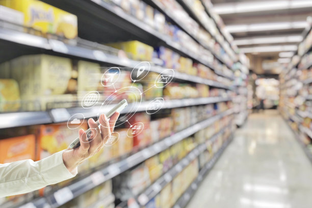 通过互联网银行服务应用在人们的生活方式中进行超市购物手机app的全渠道数字营销图片下载