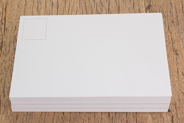 明信片在旧木地板上有复印空间。图片下载