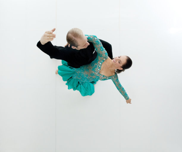 两名交际舞演员的正上方图片下载