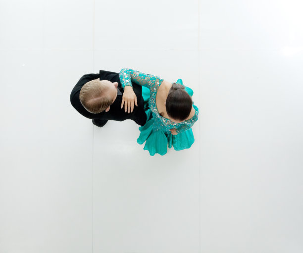 两名交际舞演员的正上方图片下载