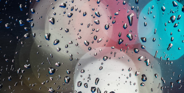 雨点落在窗户上，散光从夜晚的交通图片下载