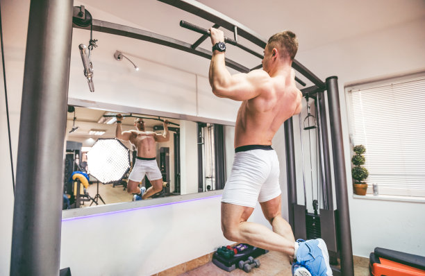 在健身房锻炼的男人图片下载